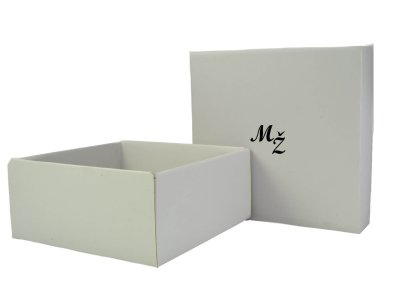 papierová krabička s monogramom
